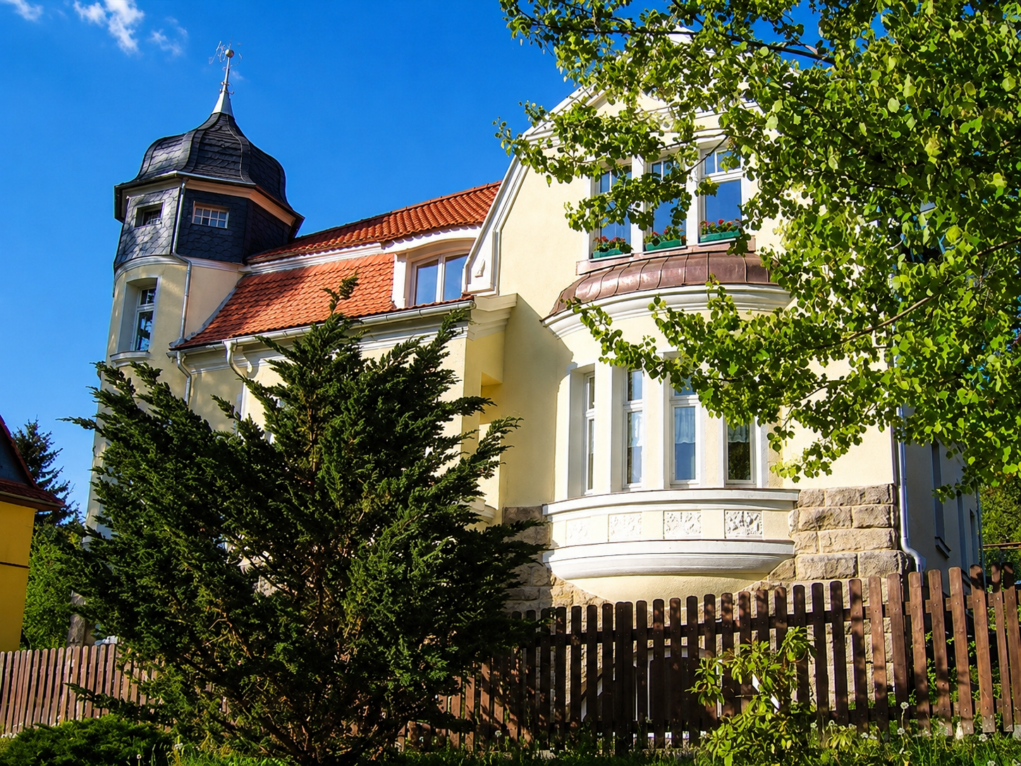 Villa Marina in Zella-Mehlis von außen mit grünen Bäumen und Büschen
